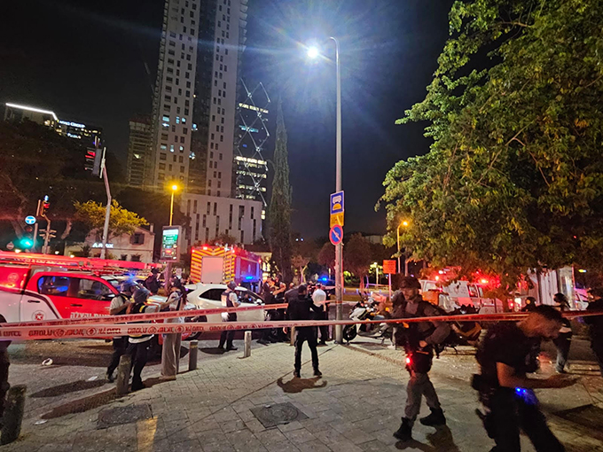 سقوط صواريخ في عدة مناطق: طواقم الإطفاء تبحث عن عالقين وتخمد حرائق في أنحاء البلاد